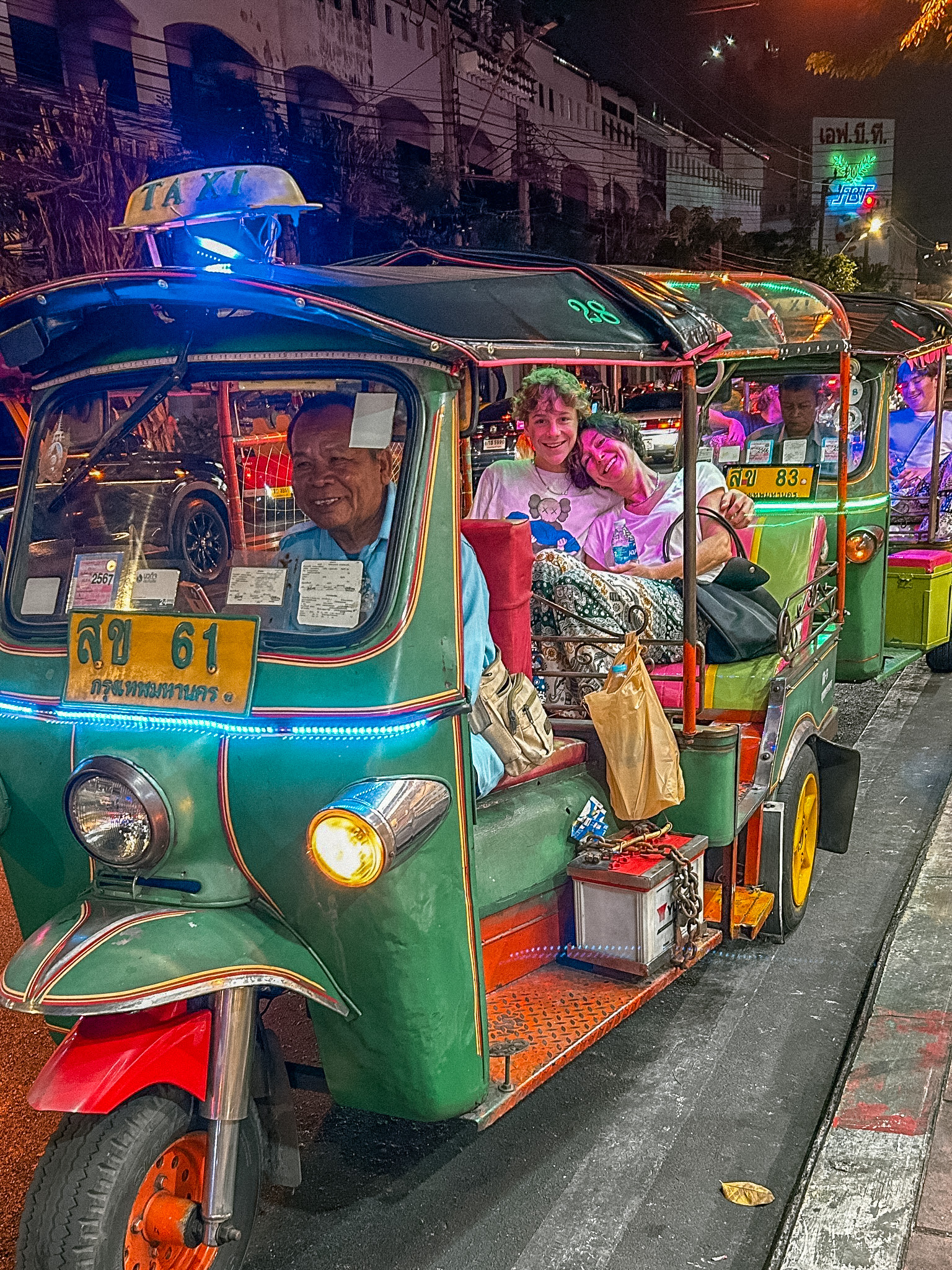 (Entrar - Participar) Bangkok: Melhores Comidas À Meia-Noite Em Tuk Tuk